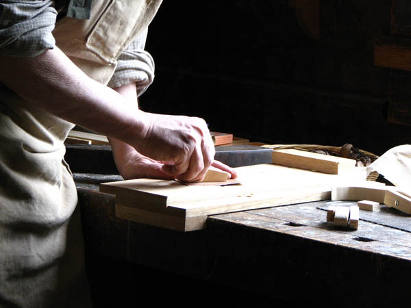 Nacemos de la influencia y formación  heredada en el sector de la <strong>carpintería de madera y ebanistería  en Sora.</strong>